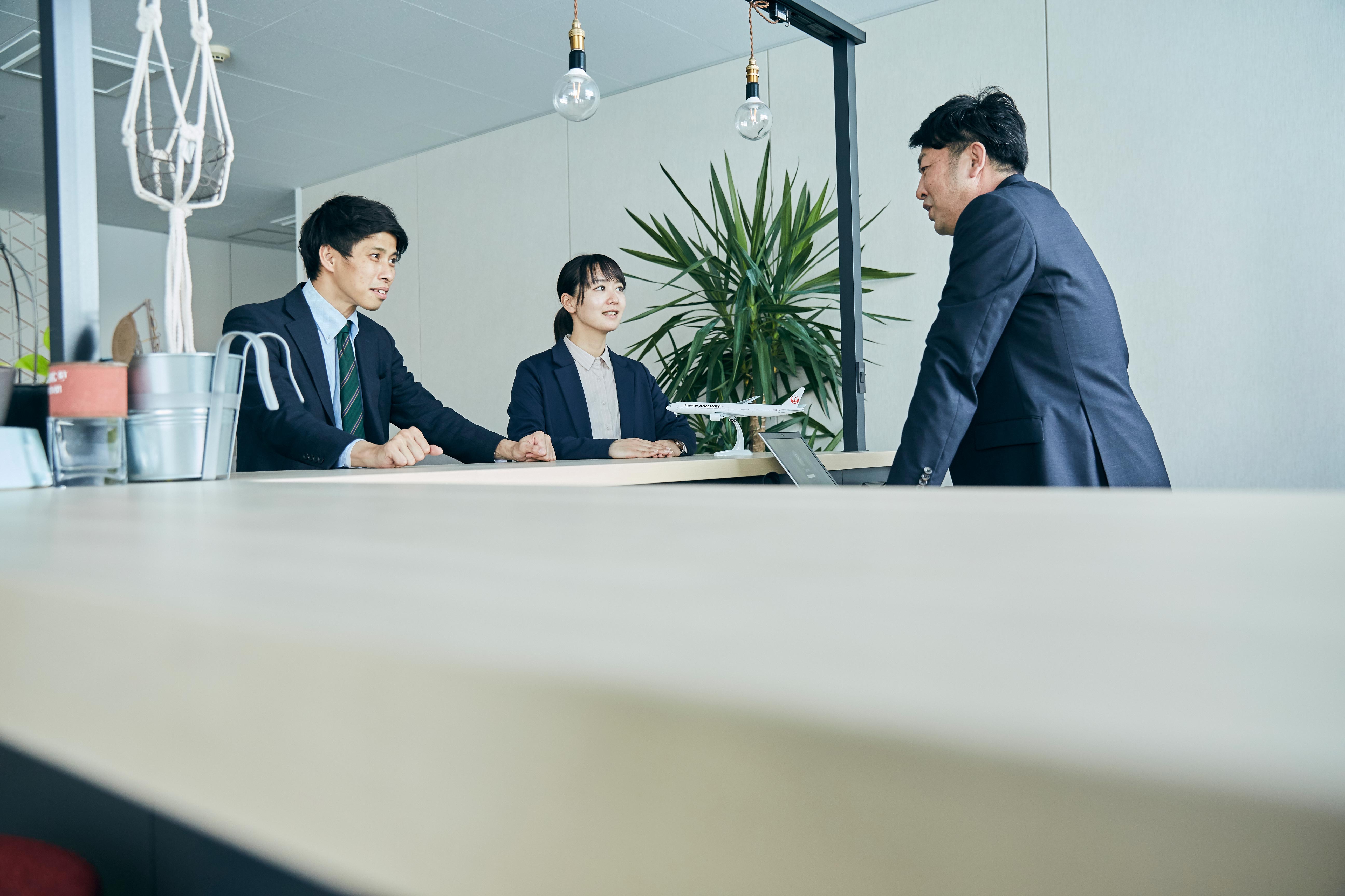 カウンター越しに話す3人